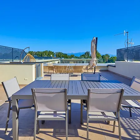 Queen Loft - Attico Moderno Con Solarium Privato E Vista Piscina شقة ديسينسانو ديل غاردا