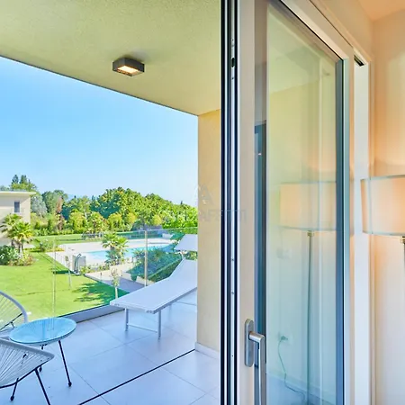 Queen Loft - Attico Moderno Con Solarium Privato E Vista Piscina ديسينسانو ديل غاردا